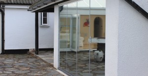 single glazed frameless doors with reflective privacy coating for one-way glass